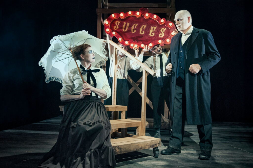 Mei Oulund og Henrik Ipsen i Ole Olesen, Odsherred Teater. Foto; Emilia Therese.