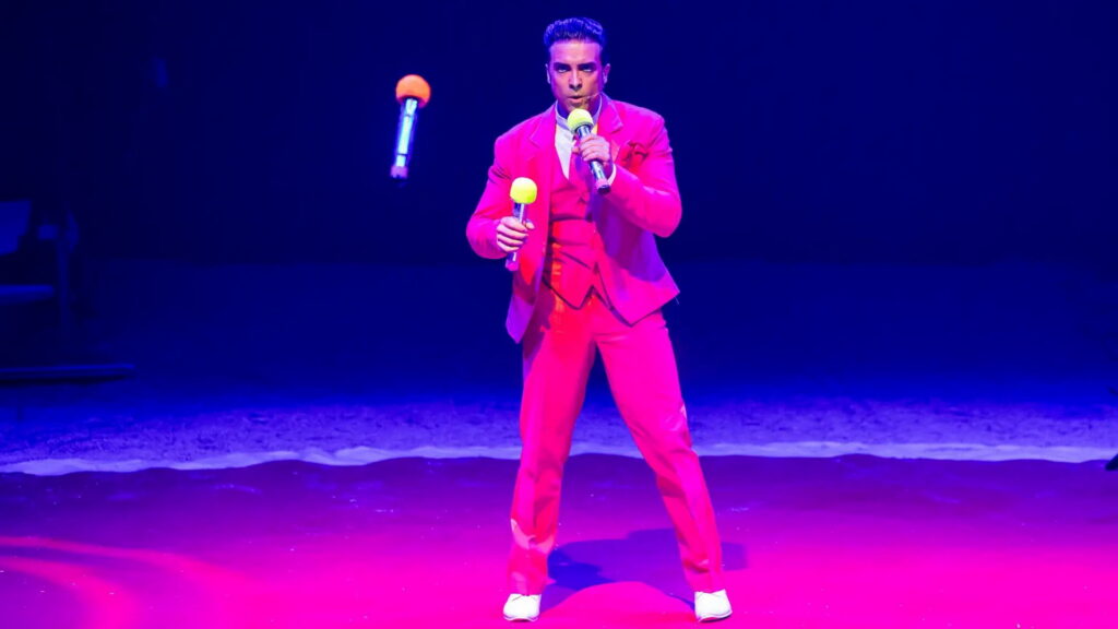 Michael Olivares i det sidste af tre musikalske klovnenumre. Foto: Cirkus Arli.
