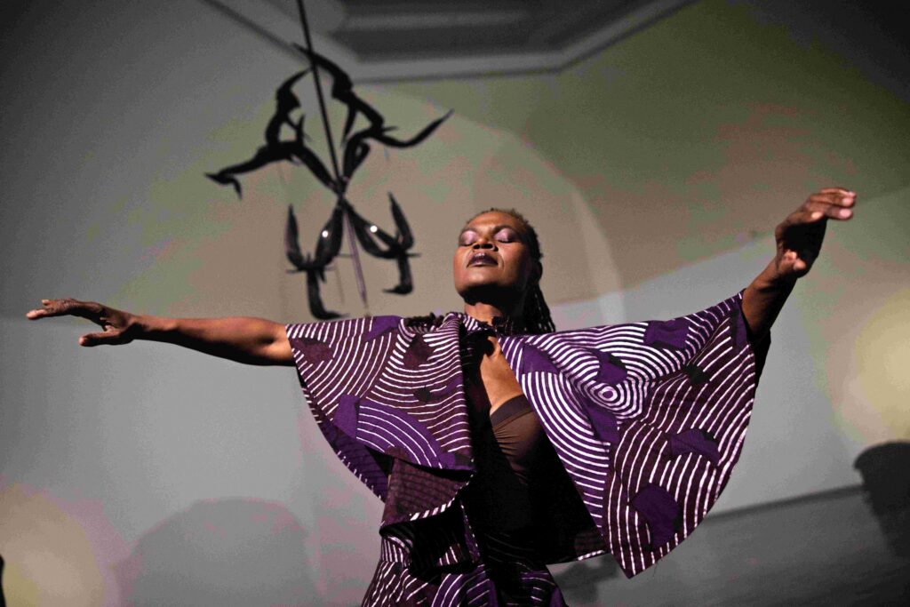 Raven af og med Julienne Doko. TOASTER Biennale 2026. Foto: Georgios Katsoris.