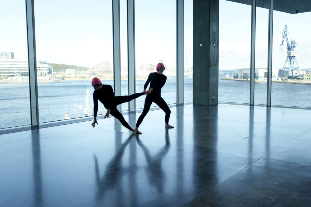 Astrid Sten Andersen og Lotte Bjørnholt Fink i What Fires Together Wires Together. Forestillingsfoto.