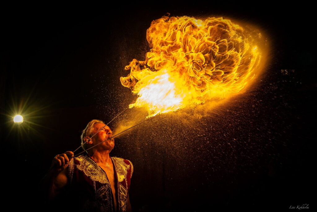 Bernhard Kaselowsky i ildnummeret i Cirkus Trapez 2026. Foto: Cirkus Trapez.
