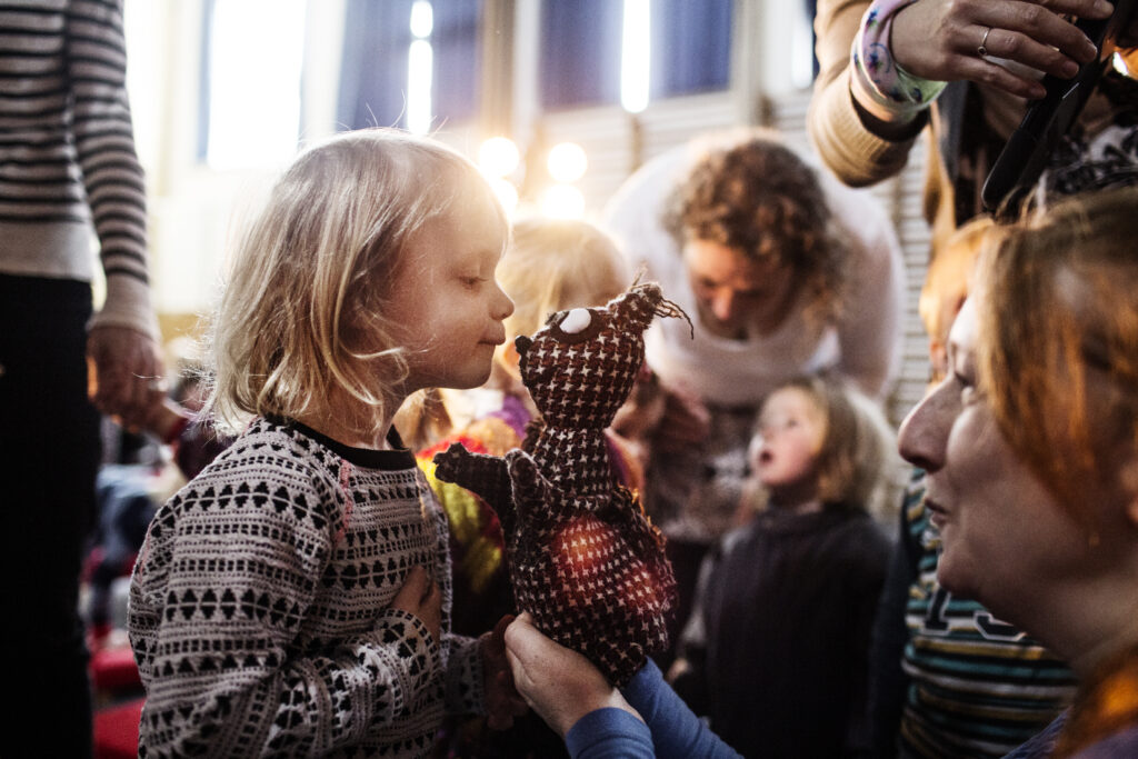 Børn oplever teater under Aprilfestival 2026. Foto: Ditte Valente / Teatercentrum