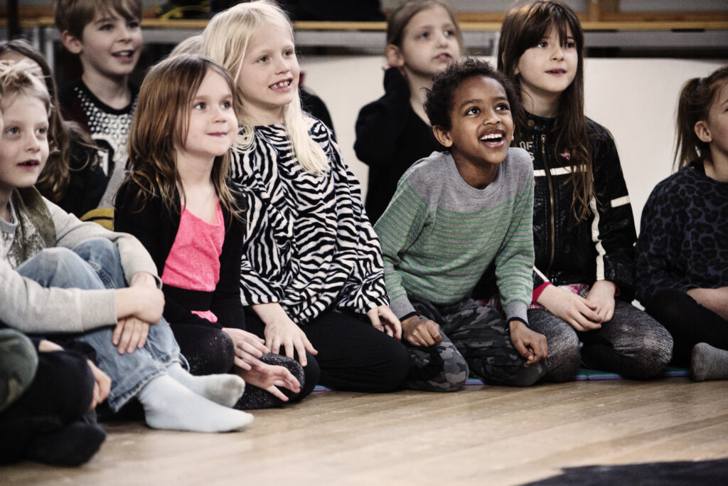Børn oplever teater under Aprilfestival 2026. Foto: Ditte Valente / Teatercentrum