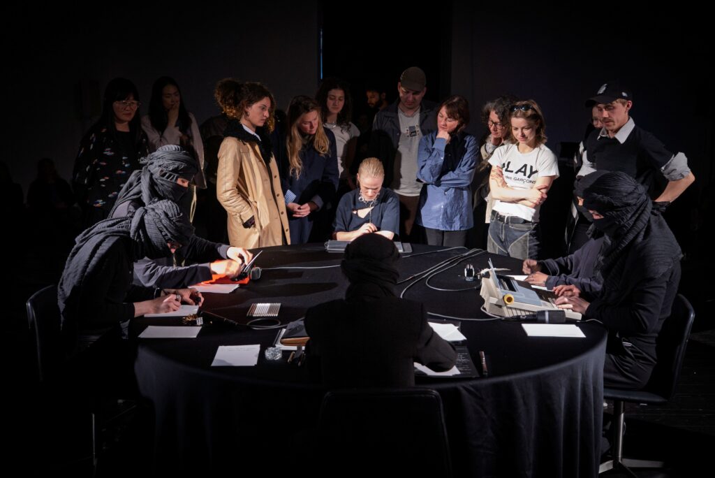 Whispered Legislation af Eliyah Mesayer på Toaster Biennale 2026. Foto: Christian Brems. 