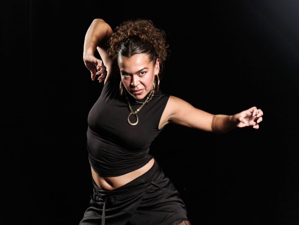 Aviana Steinbacher i Blå sne af Teater freezeProductions. Foto: 