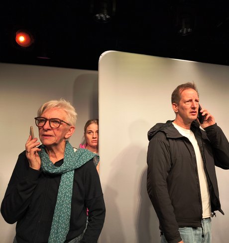 Anni Bjørn, Henriette Ulvbjerg og Thomas Biehl i Venter, teater Tabu. Foto: Thomas Biehl.