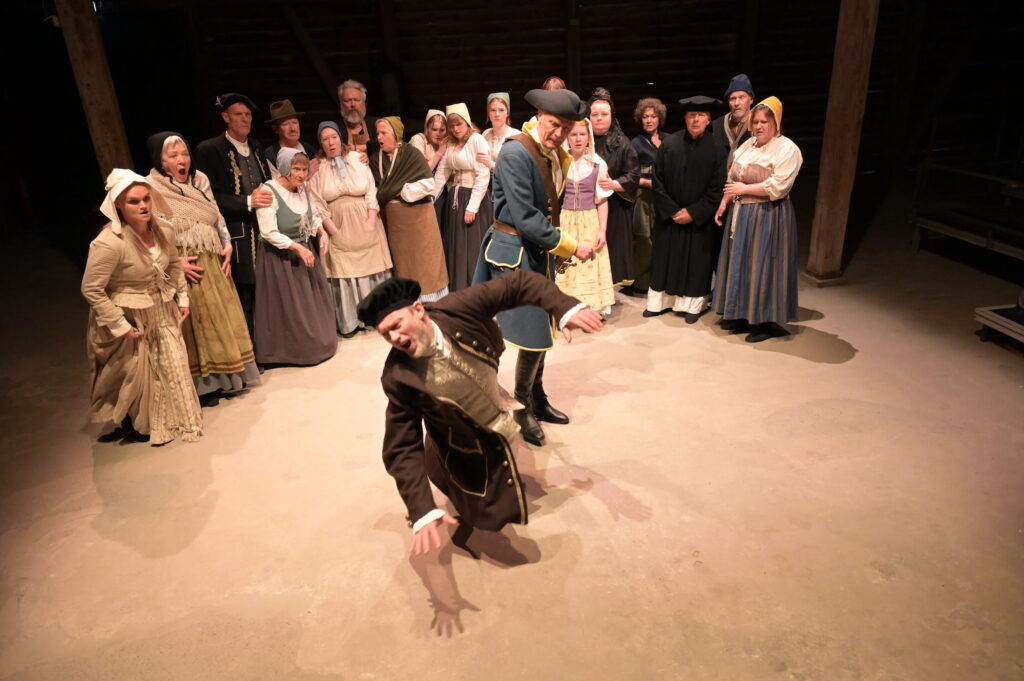 Forrest Ronny Sterlø som borgmesteren og Erik Viinberg som den svenske kommandant i Englen fra Hobro, Himmerlands Teater. Foto: Caspar Juul Berg