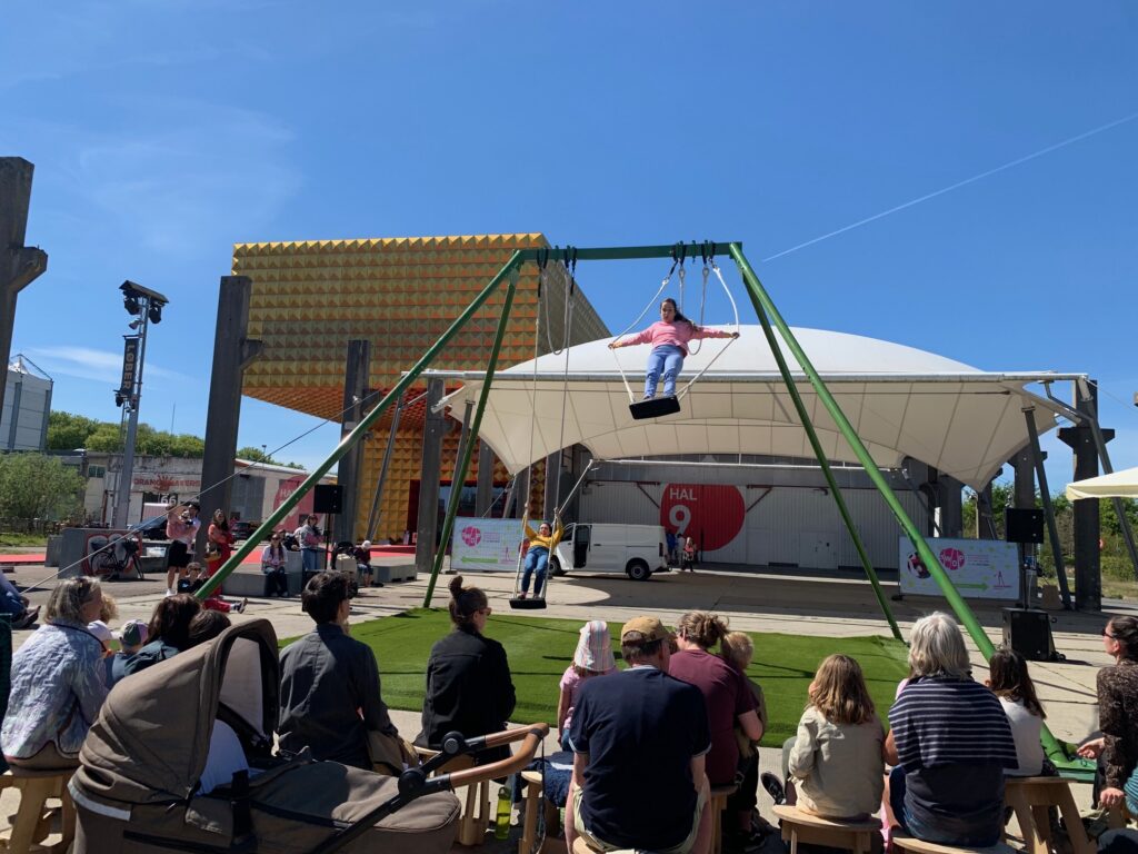 The Swings. SWOP festrival hos Aaben Dans. Foto: Dorte Grannov Balslev.