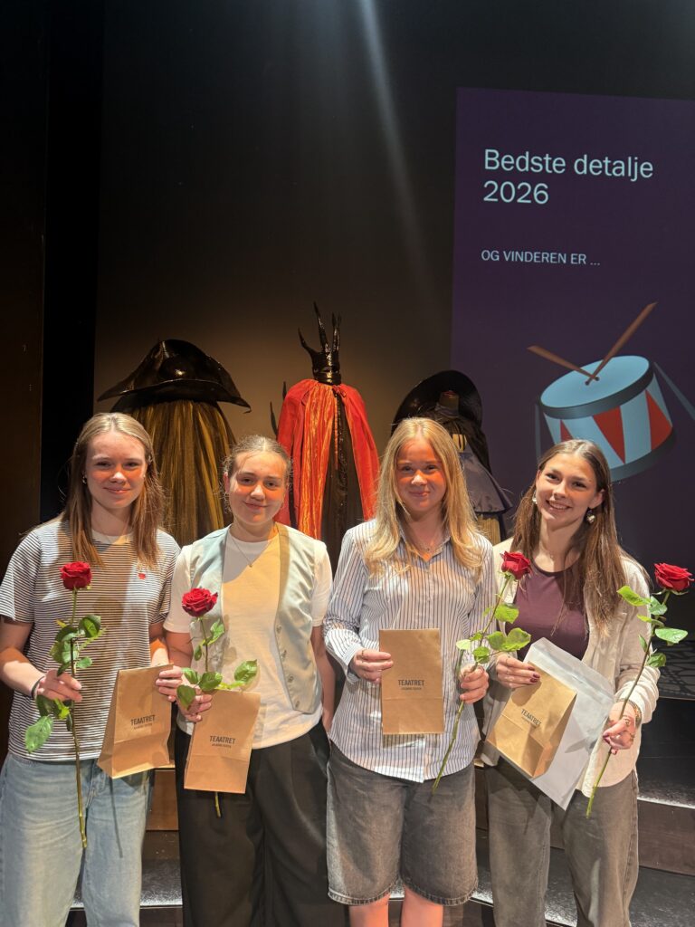 Lærke B. Jørgensen, Karen K. Sørensen, Martine S. Gade og Agnes B. Sørensen, fra Thisted Gymnasium vandt prisen for Årets Detalje på Teateranmelderiet på Aalborg Teater, 2026. Foto: Rumle Skafte