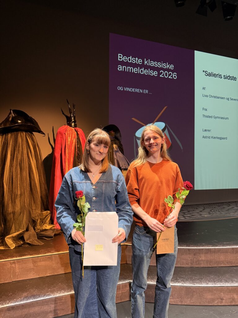 Prisen for bedste klassiske format gik til Liva Christiansen og Severin Alling, fra Thisted Gymnasium for deres anmeldelse ”Salieris sidste tur”. Foto: Rumle Skafte