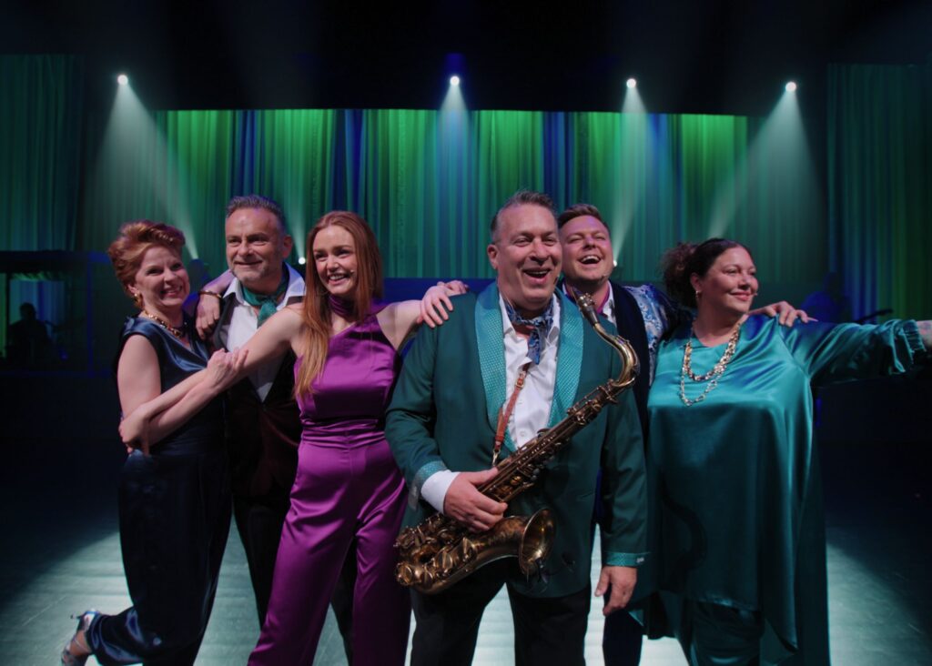 Rikke Buch Bendtsen, Jesper Lundgaard, Johanne Milland, Thomas Eje, Jeff Schjerlund og Ane Høgsberg er holdet i Sønderborg Sommer Revy Show 2026. Foto: Sønderborg Sommer Revy Show.