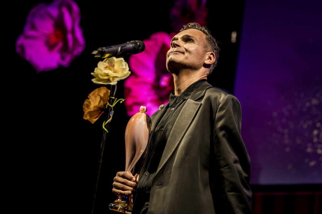 Kim Hammelsvang modtager en Reumert for for årets birollen i Cabaret på Randers Teater. Foto: Lasse Lagoni