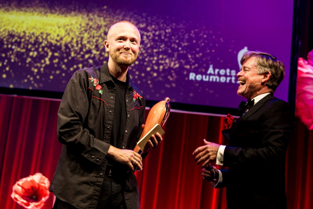 Mikkel Rostrup modtog Årets Scenedesign ved Årets Reumert 2026 . Foto: Lasse Lagoni.