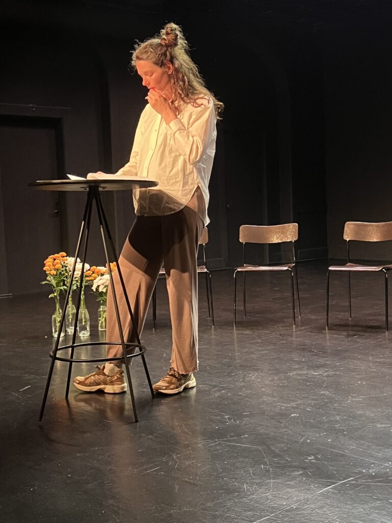 Henriette Katrine Lund læser op. Foto: Dramatikkens Hus.