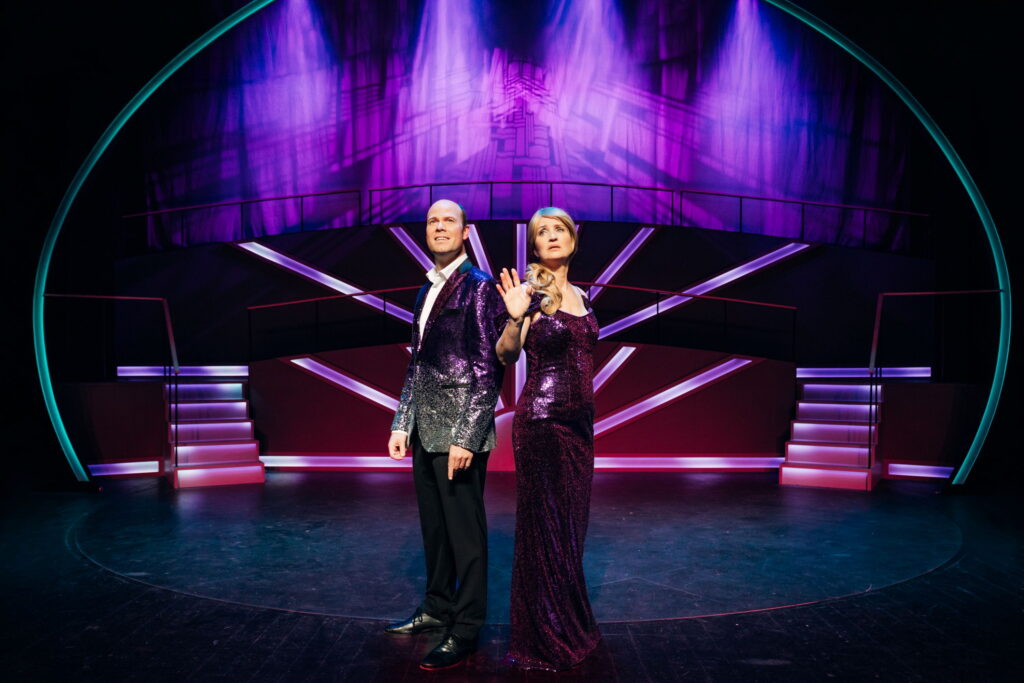 Sebastian Harris og Annette Heick i diva-dramatisk hyldest til direktøren for Nykøbing Falster Revyen. Foto: Nicolai Skov.