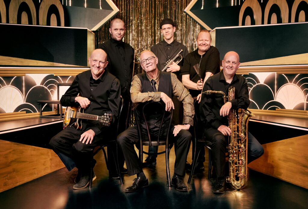 Hjørringrevyens orkester med revydirektør Henrik Baloo Andersen i midten. Foto: Hjørringrevyen.