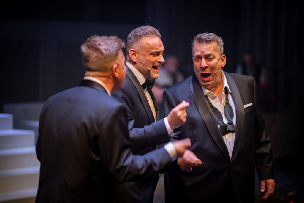 Jeff Schjerlund, Jesper Lundgaard og Thomas Eje crooner igennem i Sønderborg Sommer Revy Show 2026. Foto: Sønderborg Sommer Revy Show.