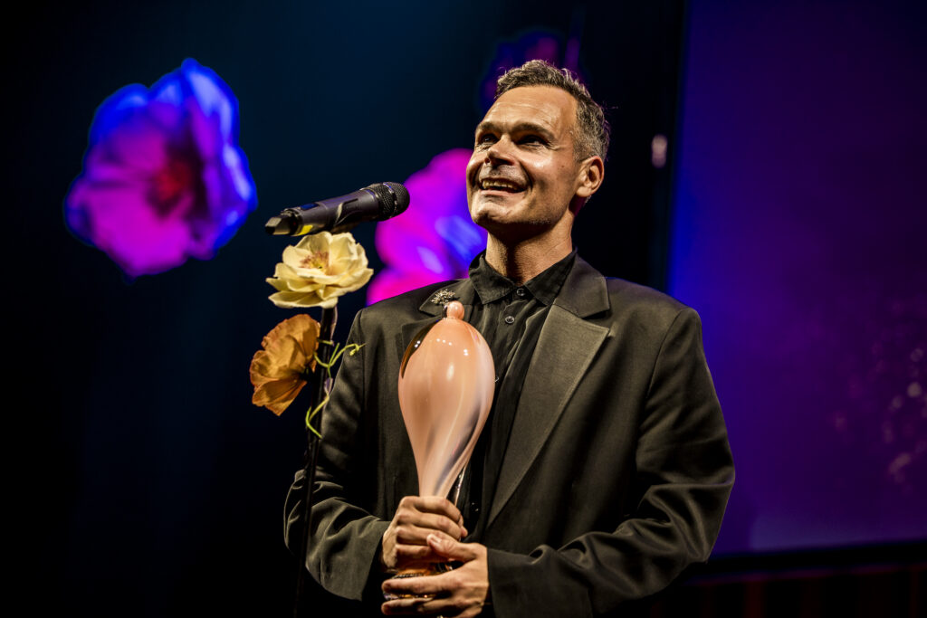 Kim Hammelsvang modtager en Reumert for for årets birollen i Cabaret på Randers Teater. Foto: Lasse Lagoni
