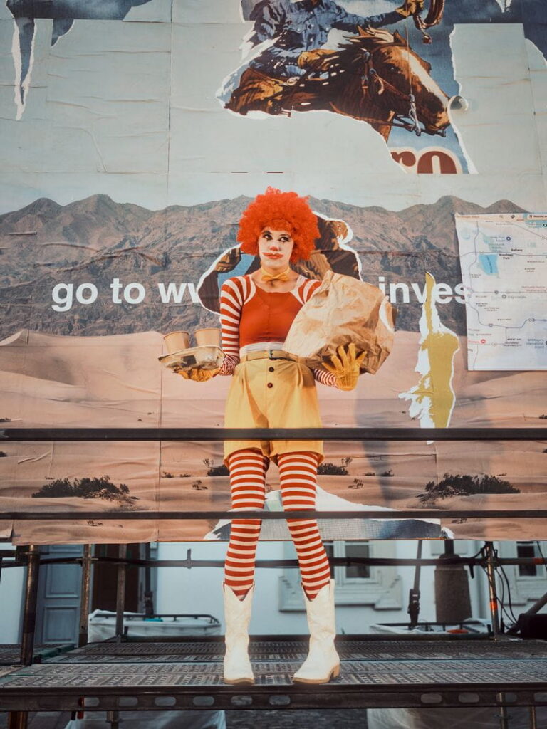 Amalie Bergholdt som en knækket Ronald McDonald i Amerika. Foto: Teatret Slotsgården.