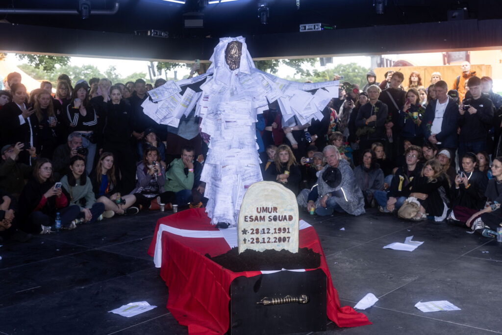 I feel like a piece of paper af Noah Umur Kanber på Kunst & Aktivisme, Roskilde Festival 2026 Foto: Jacob Stage.