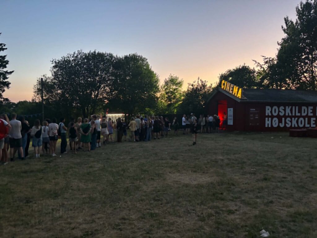 Cinema ved midnatsvisningen af Sinners. på Kunst & Aktivisme, Roskilde Festival 2026. Foto: Amanda Voss Jepsen.