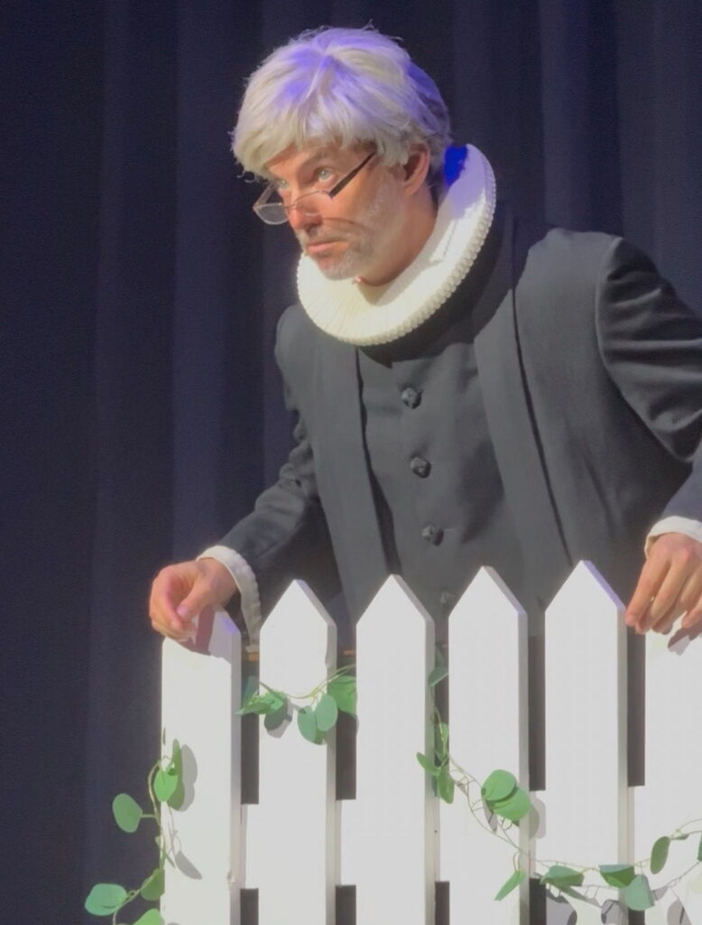 Jon Lange læser os teksten i Odsherred Sommerrevy 2026. Foto: Odsherred Sommerrevy.