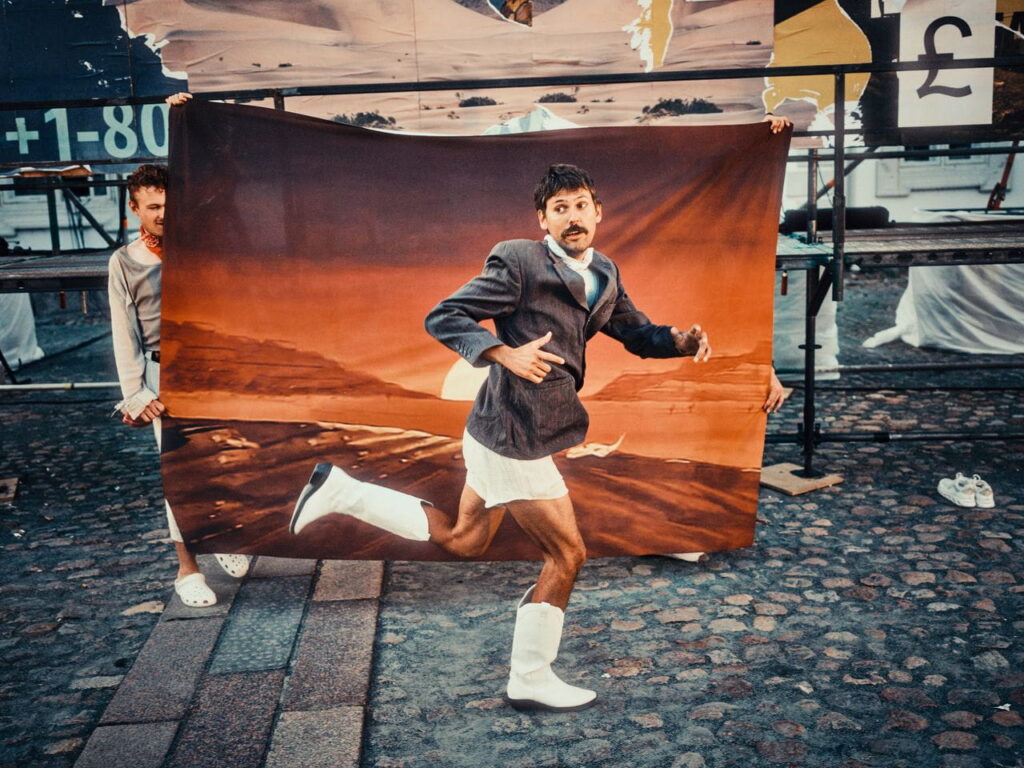 Thomas Diepeveens Carl løber atter mod solnedgangen i Amerika. Foto: Teatret Slotsgården.