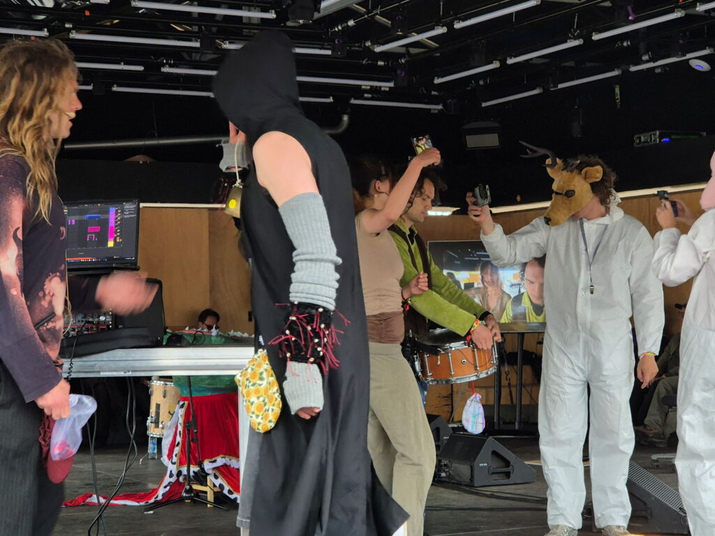 Marketplace af og med Spellchestra på Kunst & Aktivisme, Roskilde Festival. Foto: ISCENE.