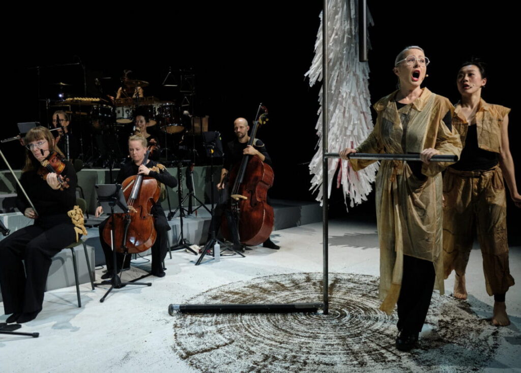 The Girl with the Hurricane Brain, Sort/Hvid 2024. Foto: Kim Glud. Mellbye