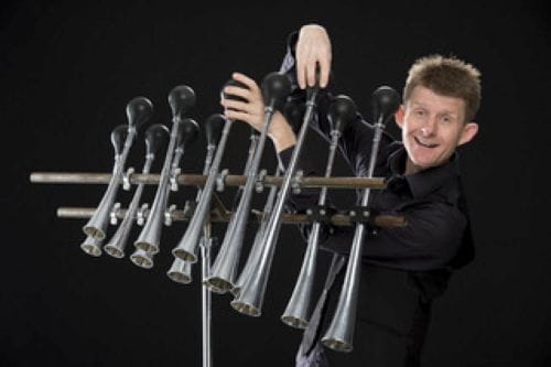 Multikunstner Henning Amstrup med de mange båthorn i Cirkus Krone 2026. Foto: Cirkus Krone.