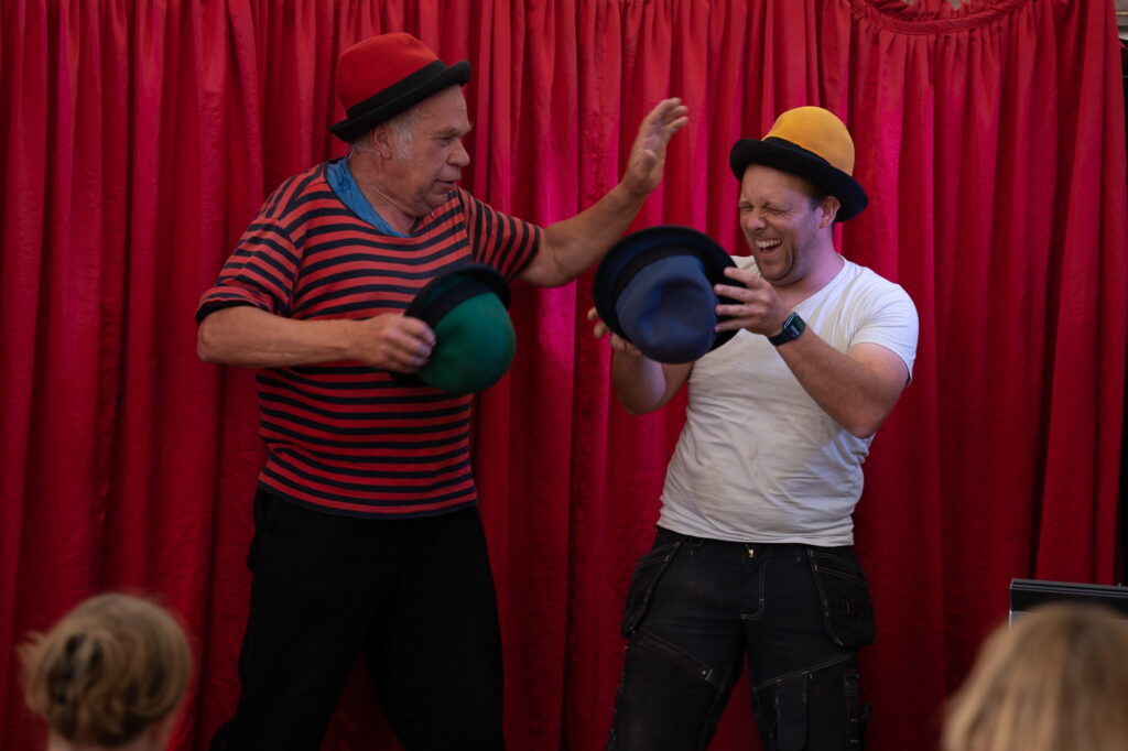 Klovnen Tonny Trifolikom (th) med tilskuer i sit hattenummer i Cirkus Krone 2026. Foto: Cirkus Krone.