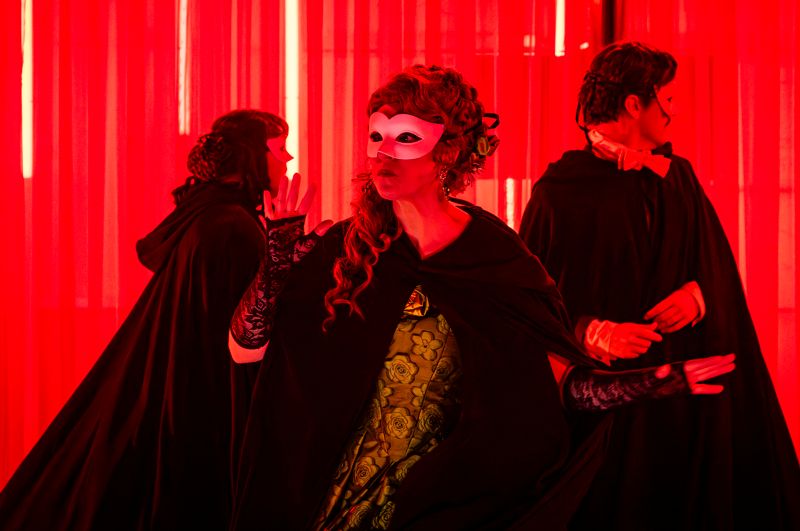 Laura Helene Hansen, Sabina Bisholt og Gerald Geerink i Den Jyske Operas dansksprogede udgave af Mozarts Don Juan. Foto: Anders Bach.