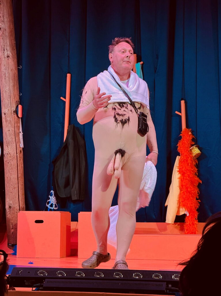 Jacob Weble spreder saunagus i Bornholms Sommerrevy 2026. Foto: Bornholms Sommerrevy.