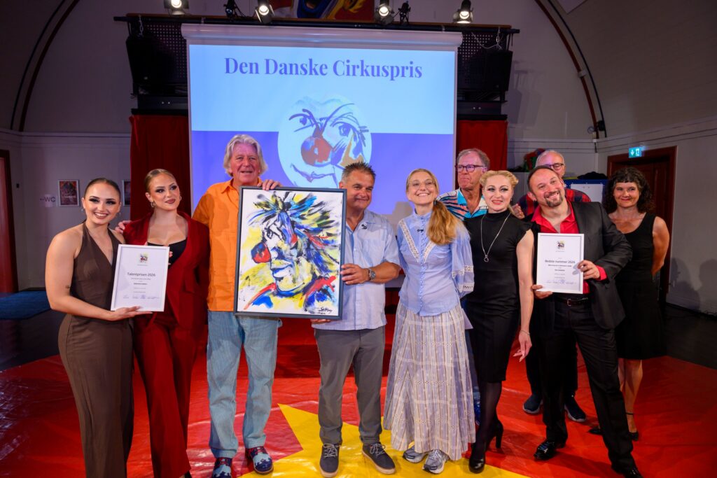 Årets prisvindere sammen med kulturministeren. I baggrunden jurymedlemmerne Jan Hertz, Niels Chr. Hansen og Anne Liisberg. Foto: Ole Simonsen.  Cirkuspris