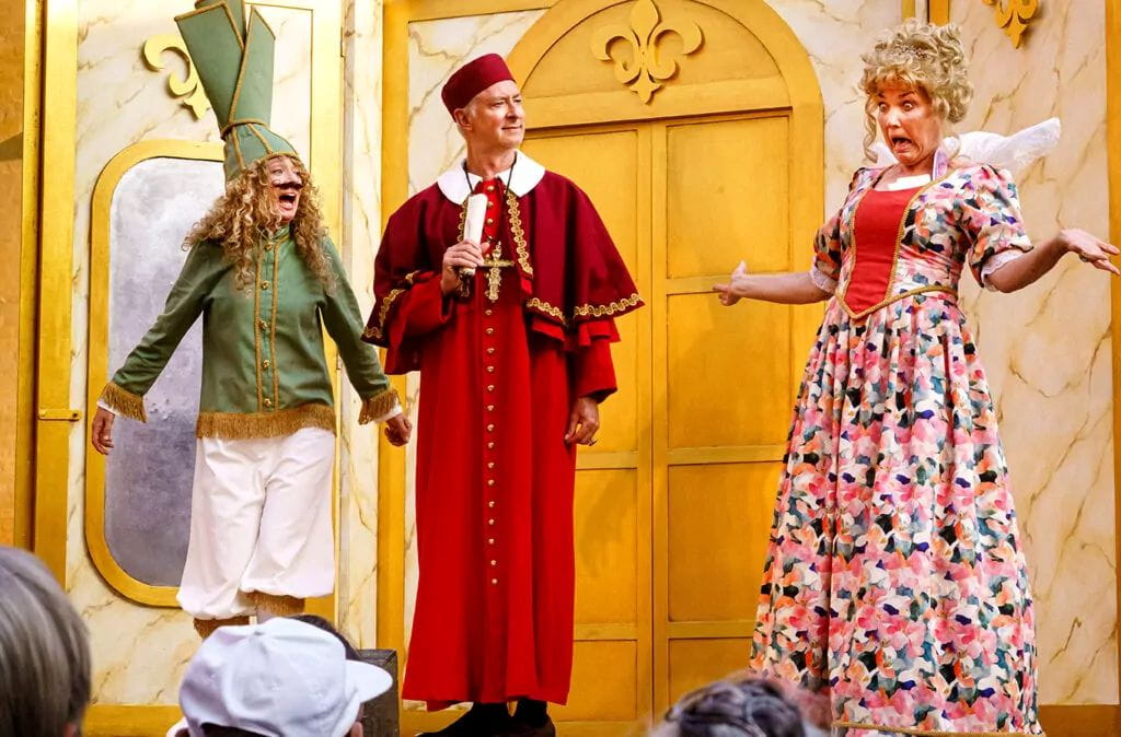 Maria la Cour, Christian Damsgaard og Tine Gotthelf midt i tøjkrisen. Foto: Mie Neel.