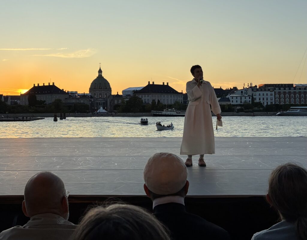 Dansk Danseteaters kunstneriske leder Marina Mascarell byder velkommen til yes - dance biennale 2026. Foto: Dorte Grannov Balslev.
