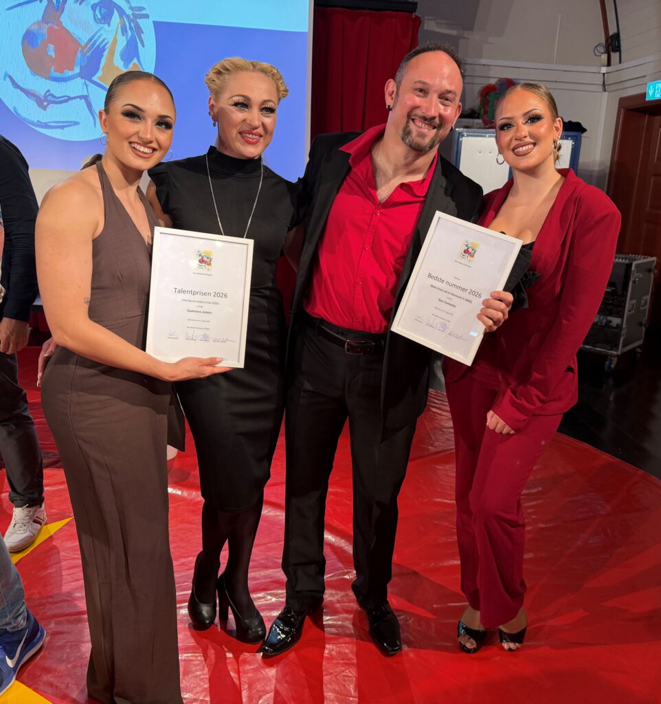 Guerrero Sisters fra Cirkus Arli, der modtog Talentprisen, på hver sin side af Duo Costache fra Cirkus Arena, der modtog prisen for Årets Cirkusnummer 2026. Fotos: Bent Hjarbo, Tomas Olsson og Ole Simonsen.