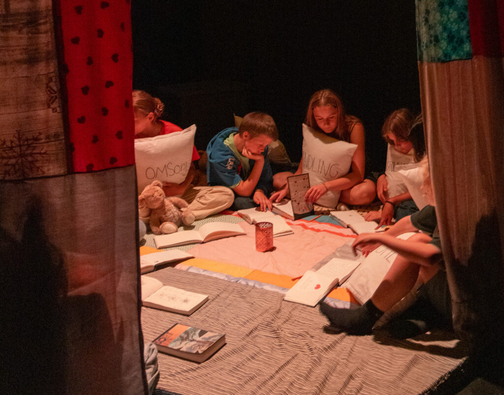 Håbets Koloni, Teaterhuset Filuren. Foto: Mikkel Vognæs.