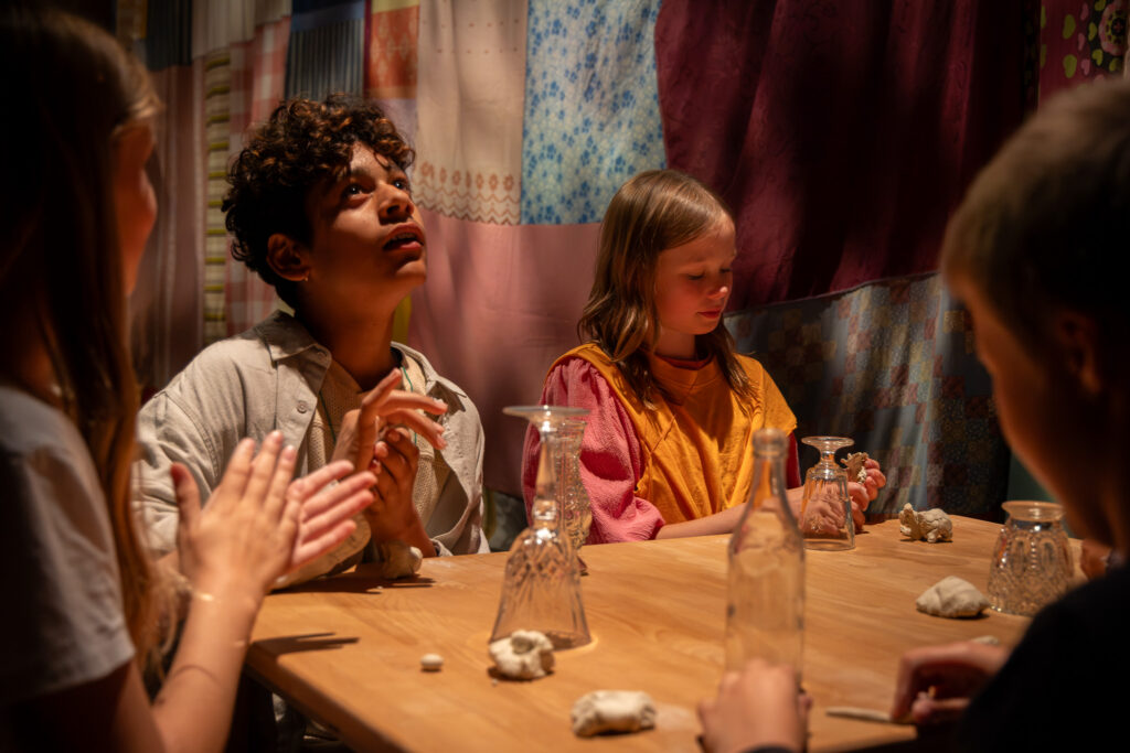 Håbets Koloni, Teaterhuset Filuren. Foto: Mikkel Vognæs.
