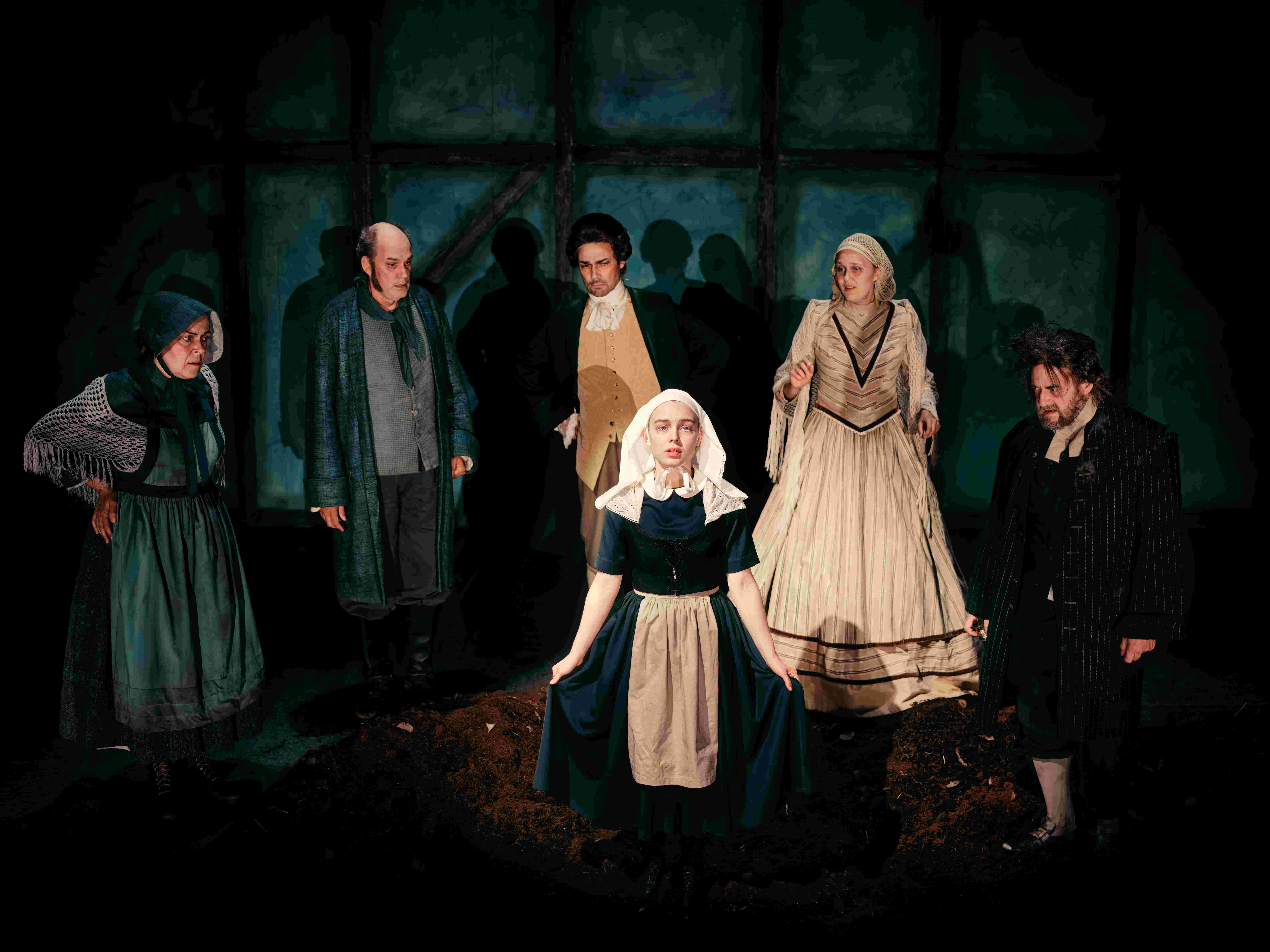 Lisbed fanget i midten. Fra venstre: Nanna Buhl Andresen, Jakob Højlev Jørgensen, Jens Gotthelf, Julie Bunimowicz, Amalie Drud Abildgaard og Mogens Rex. Foto: Rumle Skafte.