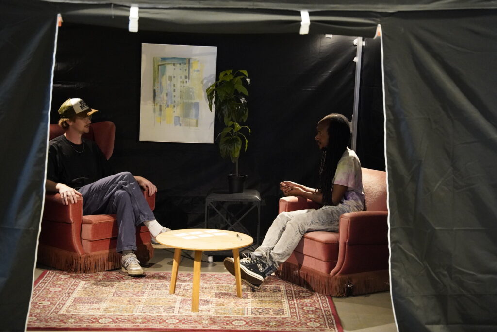 En besøgende i teltet hos Jamal Gerald til You See under Live Art for Børn 2026 på Dokk1. Foto: Henrik Vestergaard