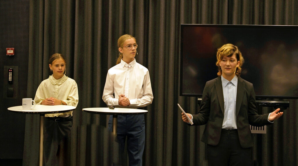 De tre "konsulenter" til Mette Riises tankevækkende En fremtid med fremtid under Live Art for børn 2026 på Dokk1. Foto: Henrik Vestergaard
