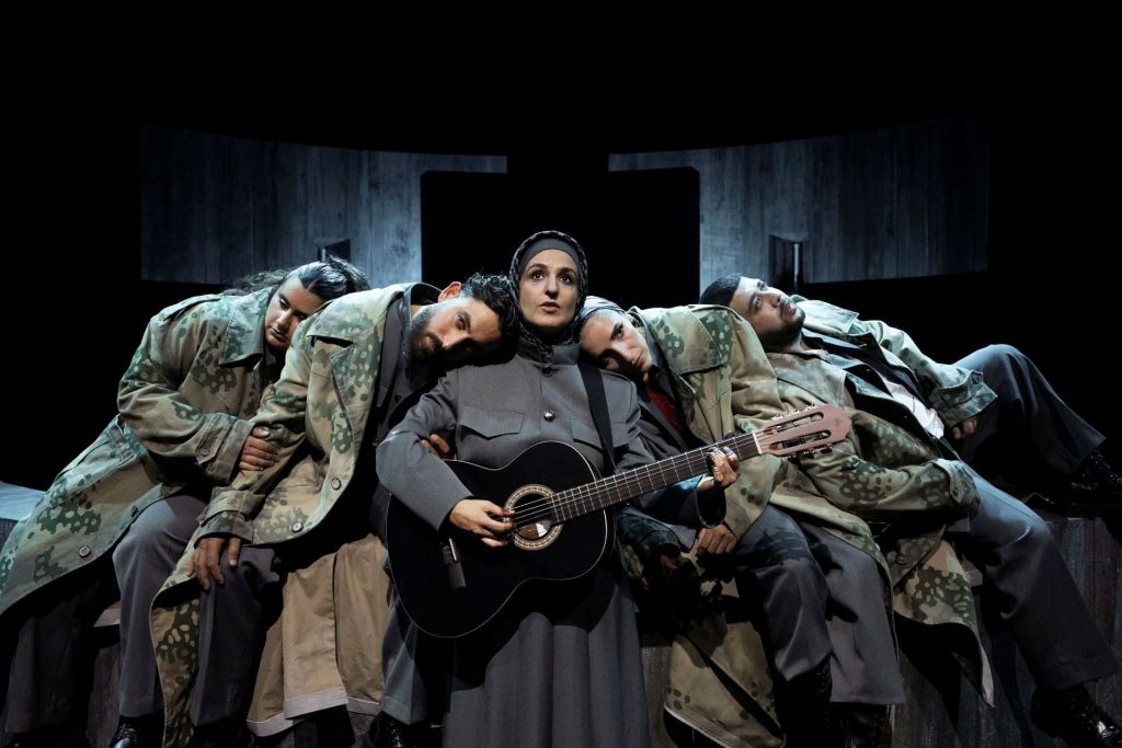 Zere Celik, Arian Kashef, Rezwan Taha, Ellaha Lack og Wahid Suhi i Familien Hassan på Det Kongelige Teater. Foto: Zuhal Kocan.