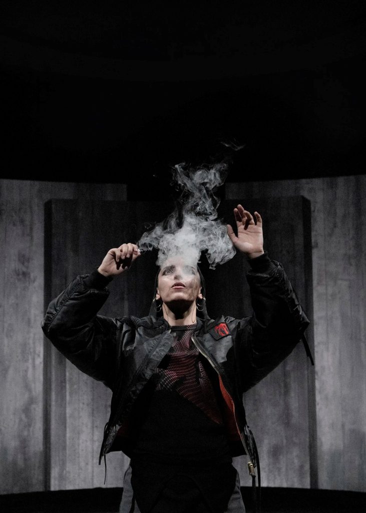 Ellaha Lack i Familien Hassan på Det Kongelige Teater. Foto: Zuhal Kocan.