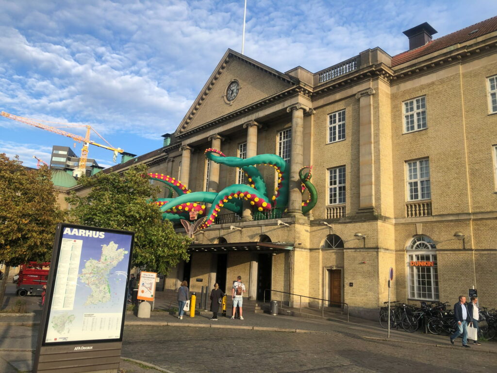 Octopus Attack af Filthy Luker og Pedro Estrellas ved Aarhus Banegård, Aarhus Festuge 2026. Foto: ISCENE.
