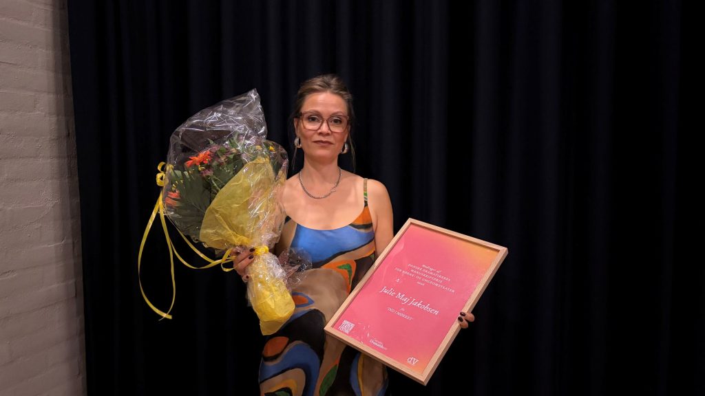 Julie Maj Jakobsen modtager Danske Dramatikere Manuskriptpris for en kompromisløs tekst og et troværdigt manuskript. Foto: Emma Veggerby Laustsen