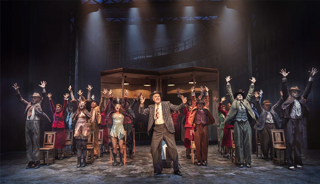 Ensemblet i den altid vidunderlige La' vær' at rok' vores båd i Guys and Dolls på Det Ny Teater. Foto: Camilla Winther.