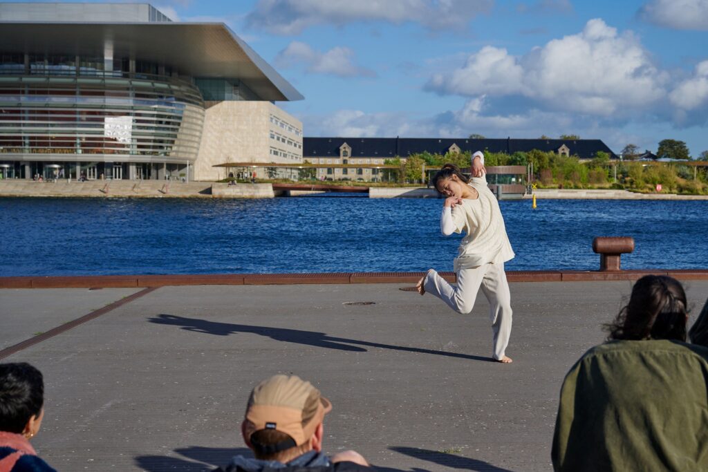 Danceground på Metropolis. Mai Ishiwata viser smagsprøver på butoh-værker. Foto: Marine Gastineau.