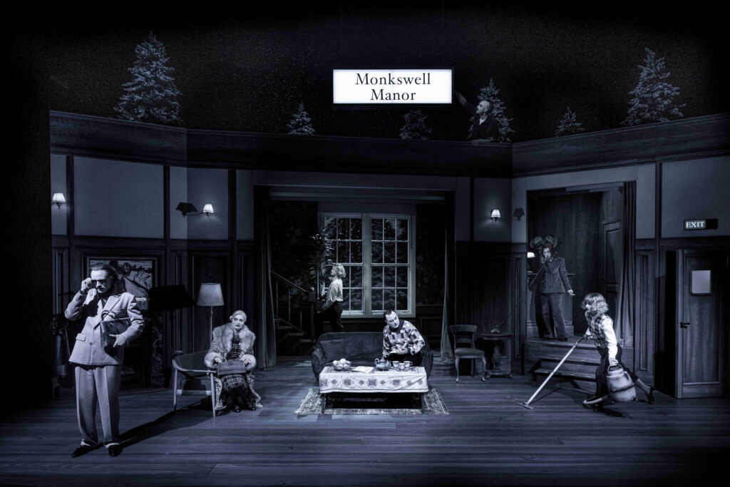 Alexander Clement,, Charlotte Elizabeth Munksgaard, Andreas Dissing Hyttel, Haesam Jakir, Kasper Krassimir, Karla Rosendahl og Amanda Bøgestrøm i Musefælden på Folketeatret. Foto: Büro Jantzen.