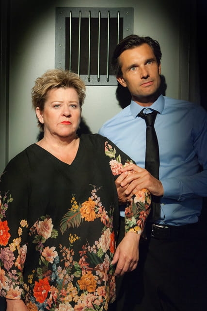 Pernille Schrøder løslades i første scene fra at være spærret inde i sin tilværelse. Her ledsaget af musiker Jakob Lindbirk som fængselspasser. Foto: Brita Fogsgaard.